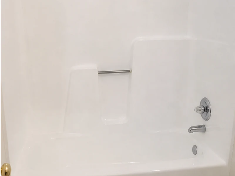 Same Centerville fiberglass bathtub refinished to even white gloss after scuff-sanding, Fremont